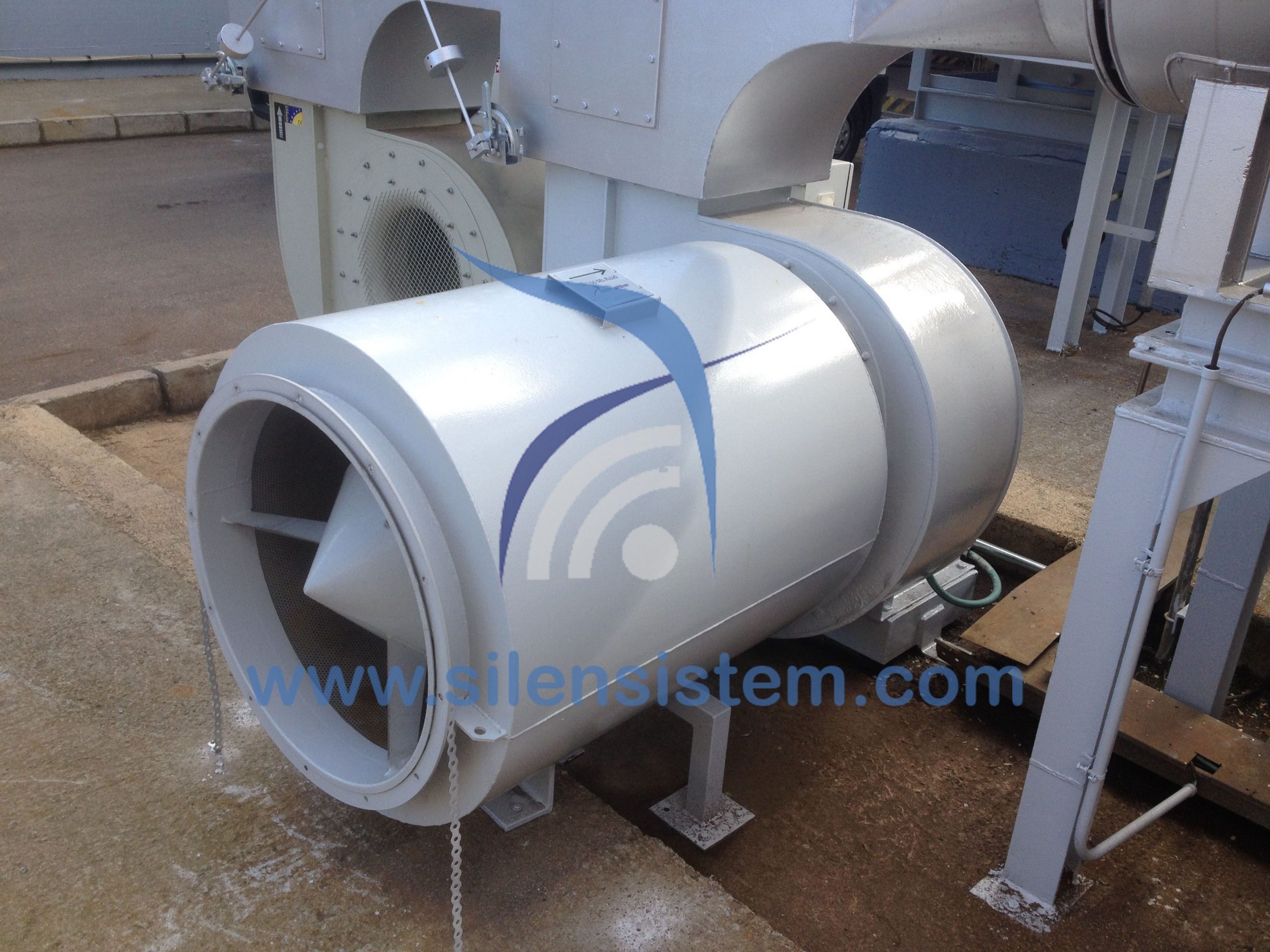 Silenciador de ventilación circular ya instalado en una fábrica industrial. Gran format