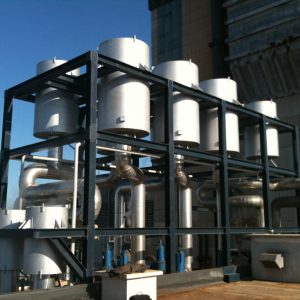 Silenciadores de descarga venteo y vapor. Varios silenciadores de grandes dimensiones juntos.