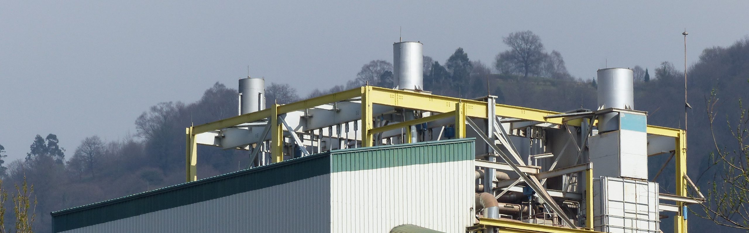 Varios silenciadores acústicos en una fabrica industrial