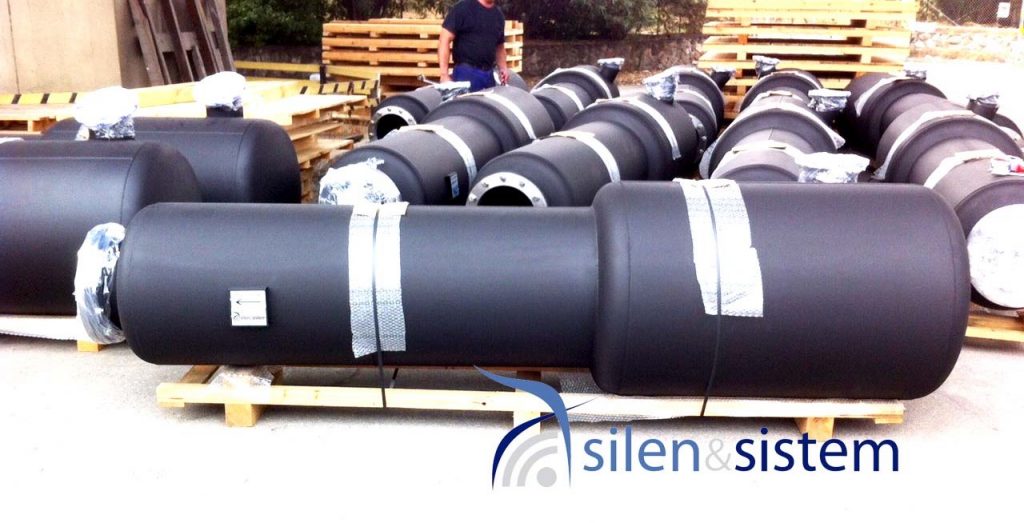 Silenciador con materiales absorbentes acusticos