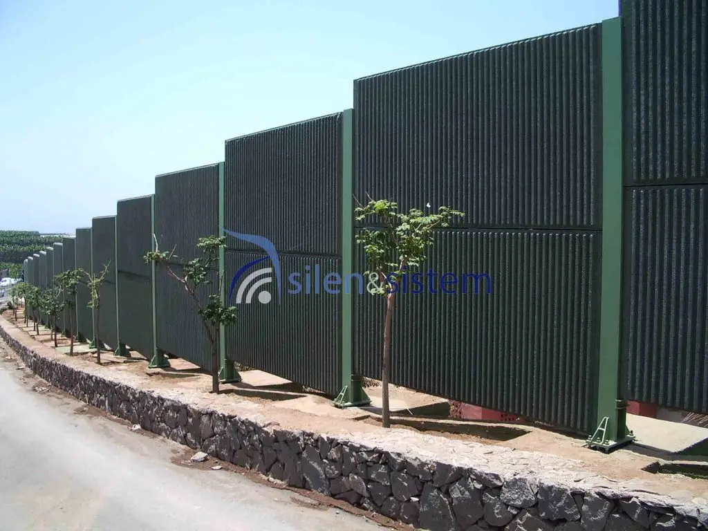 barrera acústica de hormigón o pantalla acústica de hormigón instalada en carretera.