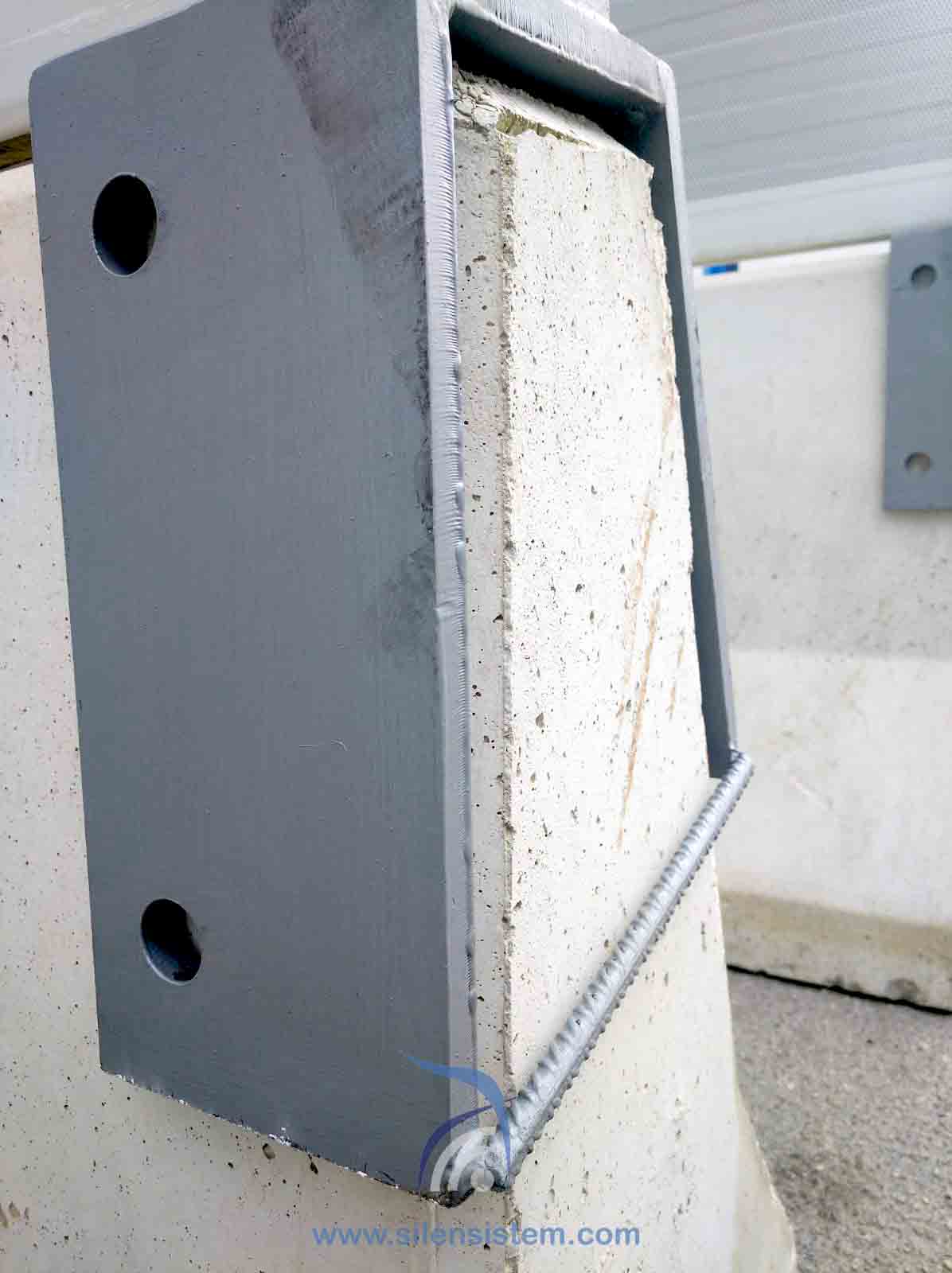detalle constructivo de la barrera acústica movil de acero y hormigon