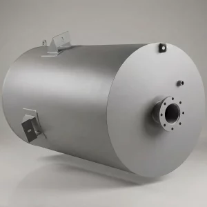 Cámara de expansión cilíndrica con boquilla bridada y anclajes, para reducir ruido y vibración en líneas de vapor y descarga