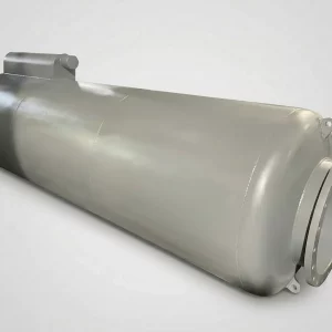 Silenciador acústico cilíndrico largo con conexión brida y orejetas de izado, acabado gris para instalaciones industriales.